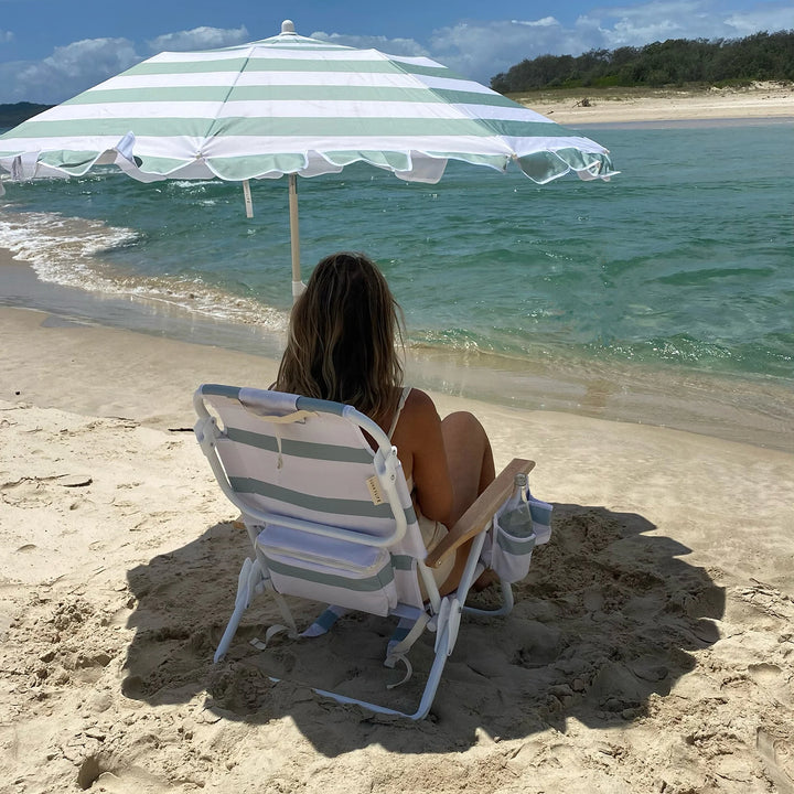 Sunnylife Deluxe strandstoel met groen-witte strepen en houten armleuningen