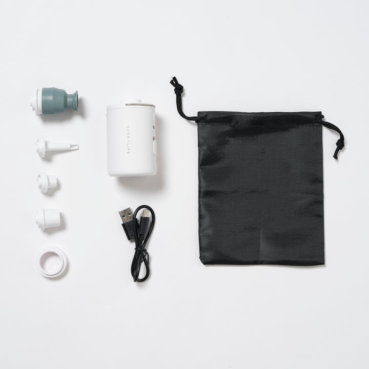 Witte Sunnylife elektrische luchtpomp met mondstukken en USB-oplaadkabel