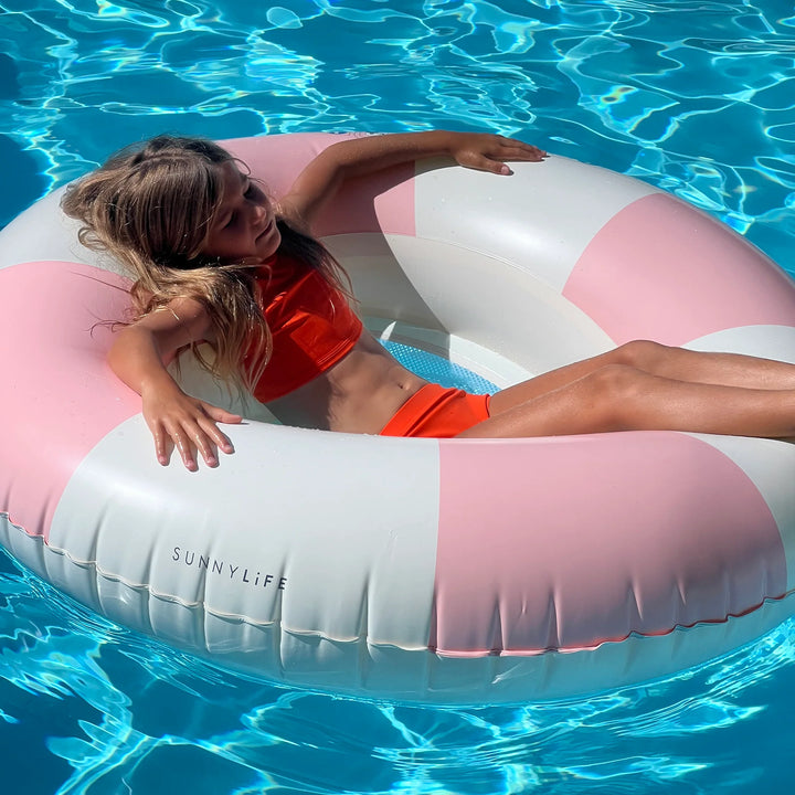 Hartvormige Sunnylife zwemband in roze strepen met gaas in het midden