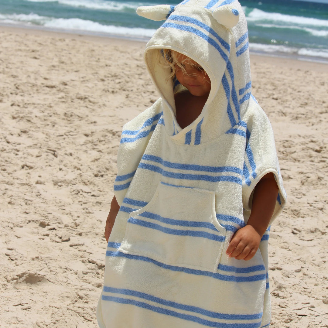 Kinderponcho met blauwe strepen en zachte badstof van Sunnylife, model Sid the Seagull
