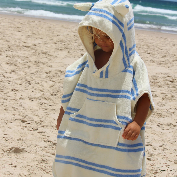 Kinderponcho met blauwe strepen en zachte badstof van Sunnylife, model Sid the Seagull