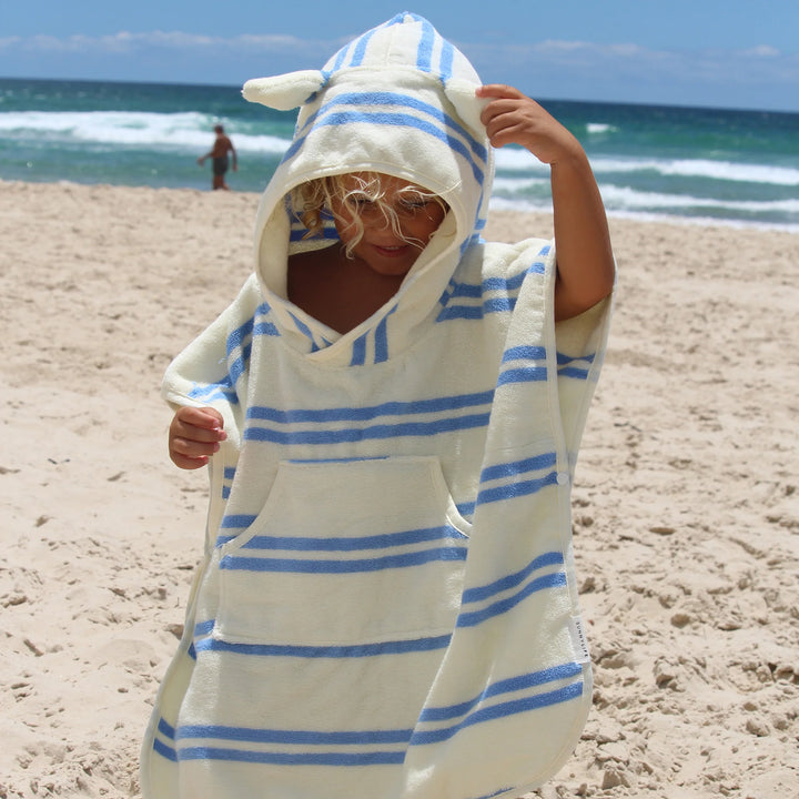 Kinderponcho met blauwe strepen en zachte badstof van Sunnylife, model Sid the Seagull