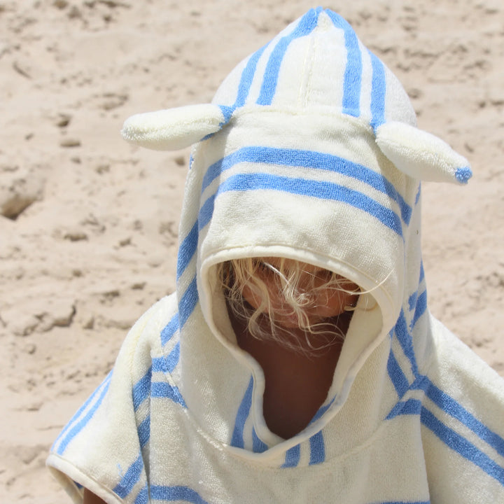Kinderponcho met blauwe strepen en zachte badstof van Sunnylife, model Sid the Seagull
