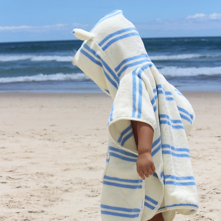 Kinderponcho met blauwe strepen en zachte badstof van Sunnylife, model Sid the Seagull