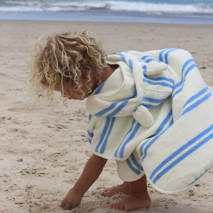 Kinderponcho met blauwe strepen en zachte badstof van Sunnylife, model Sid the Seagull