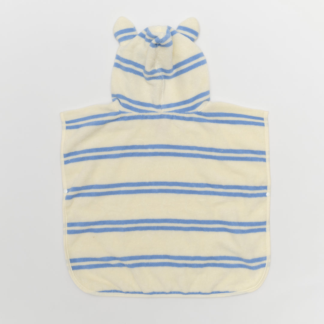 Kinderponcho met blauwe strepen en zachte badstof van Sunnylife, model Sid the Seagull
