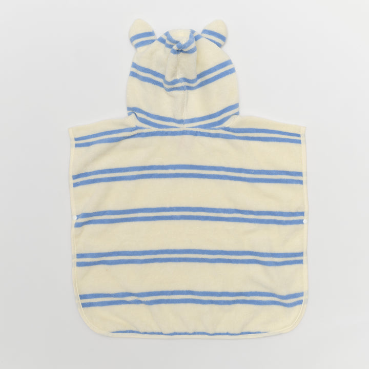 Kinderponcho met blauwe strepen en zachte badstof van Sunnylife, model Sid the Seagull
