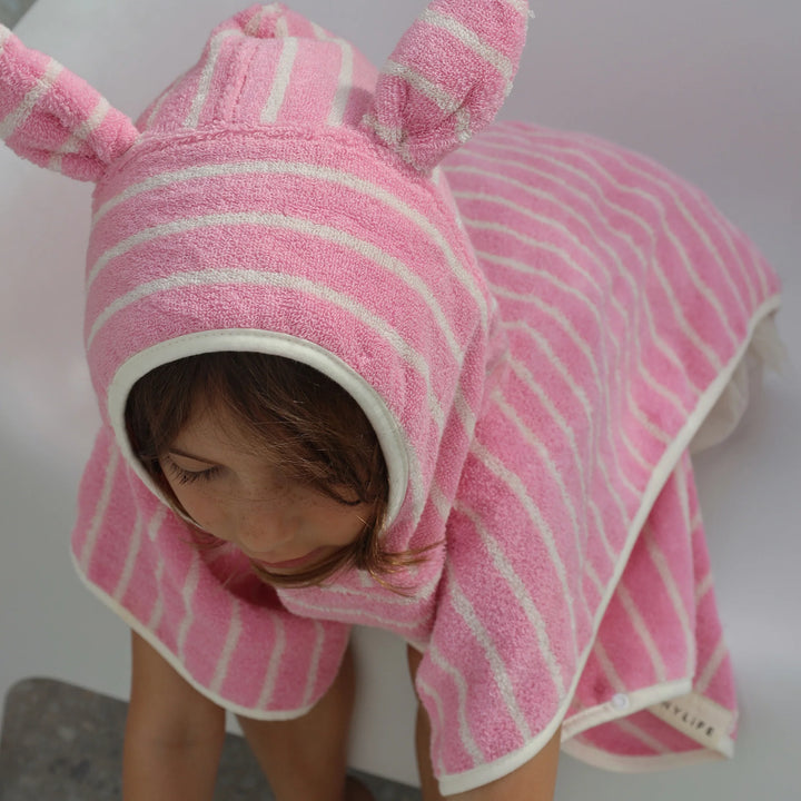 Zachte roze gestreepte kinderponcho van Sunnylife met capuchon en drukknopen