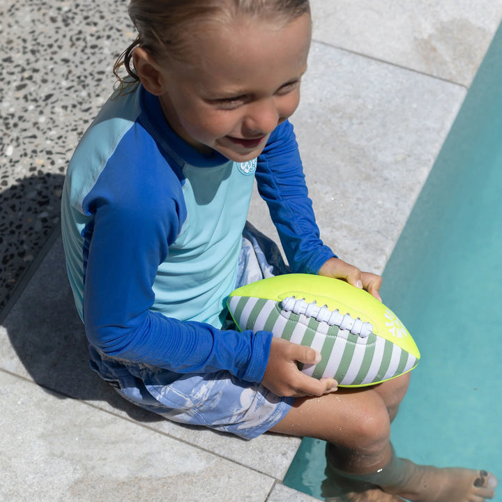 Felgele neopreen rugbybal van Sunnylife met comfortabele grip