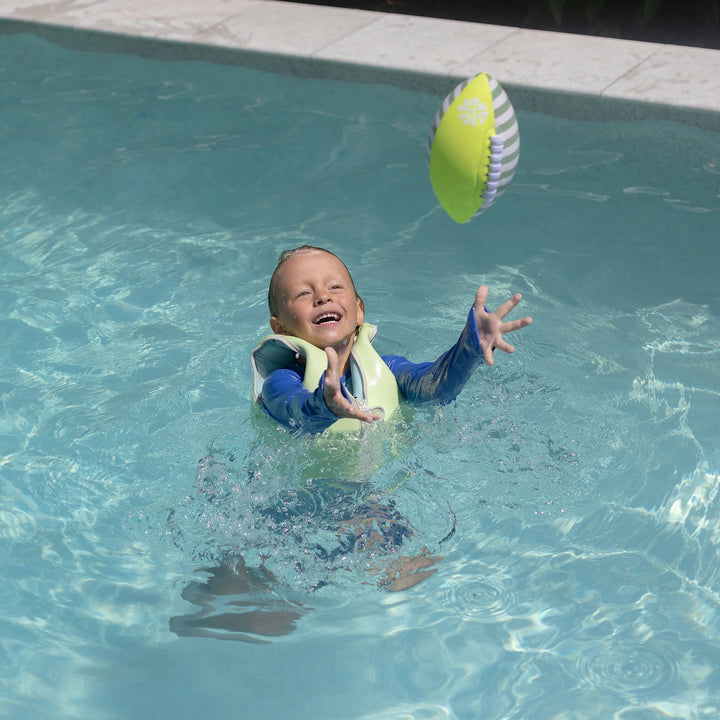 Felgele neopreen rugbybal van Sunnylife met comfortabele grip