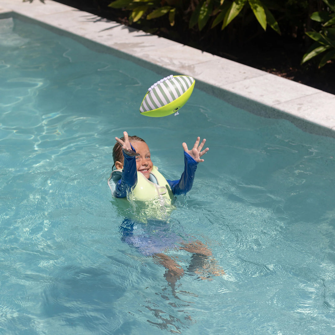 Felgele neopreen rugbybal van Sunnylife met comfortabele grip