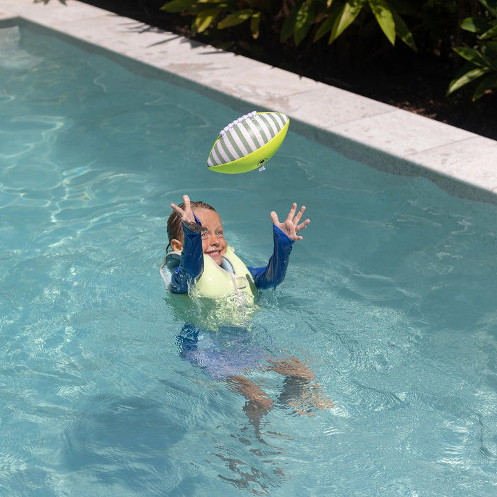 Felgele neopreen rugbybal van Sunnylife met comfortabele grip