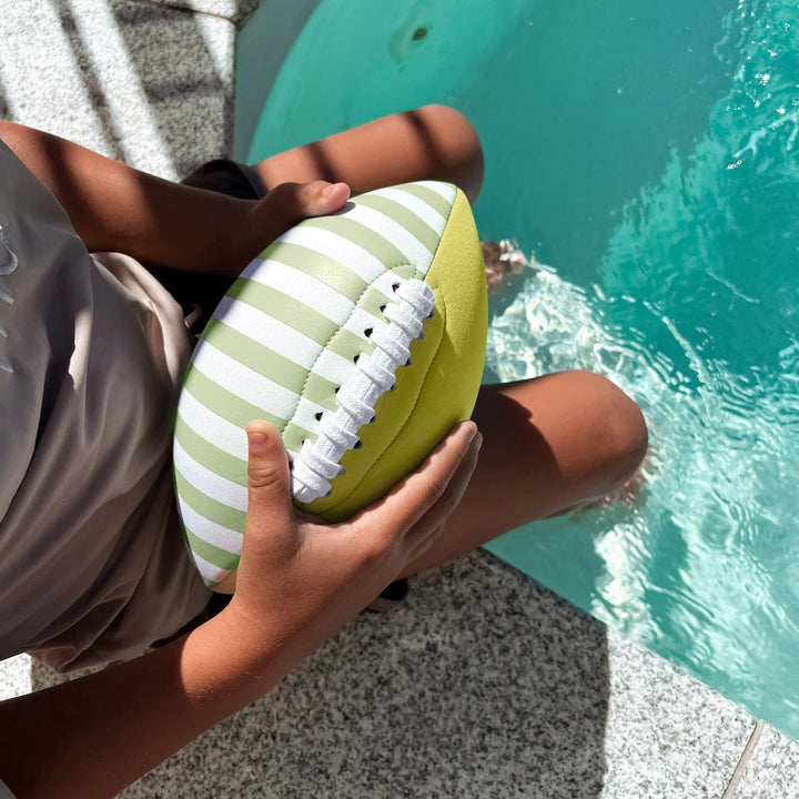 Felgele neopreen rugbybal van Sunnylife met comfortabele grip