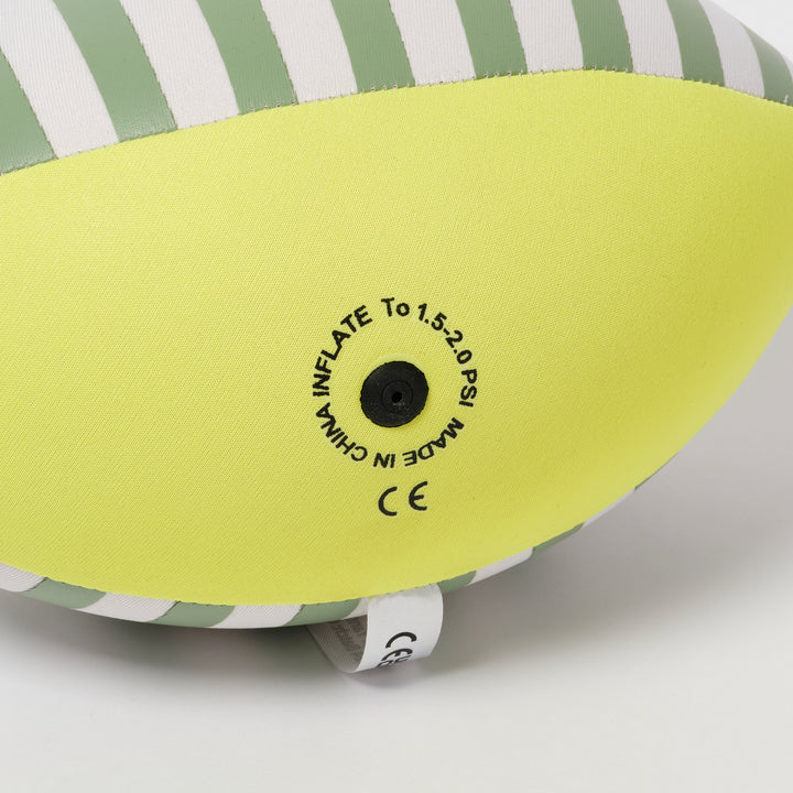 Felgele neopreen rugbybal van Sunnylife met comfortabele grip