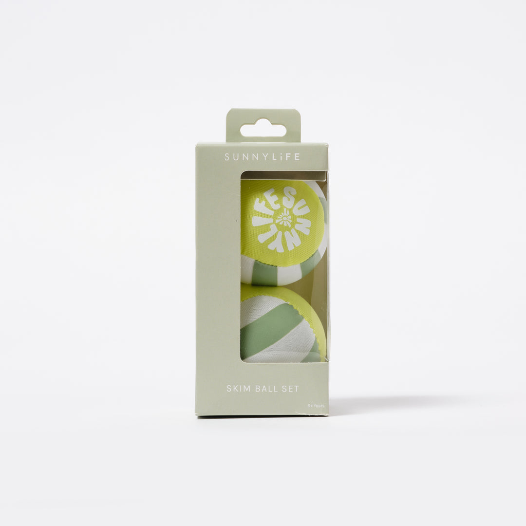Twee kleine waterstuiterballen van Sunnylife in citruskleur, ontworpen voor op het water