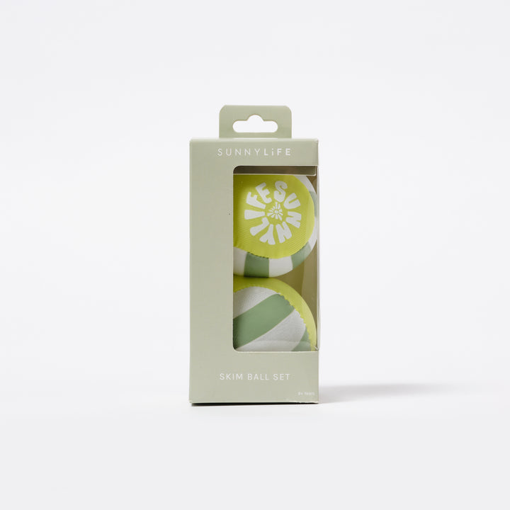 Twee kleine waterstuiterballen van Sunnylife in citruskleur, ontworpen voor op het water