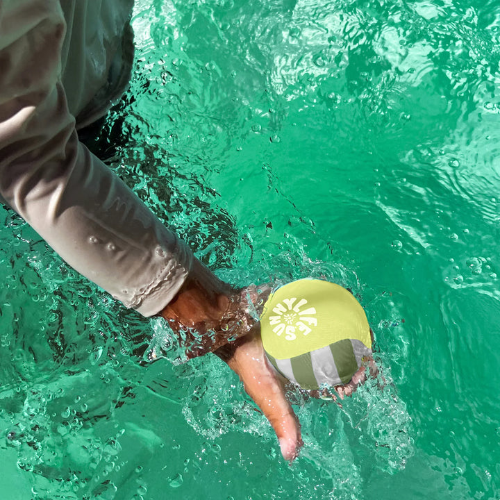 Twee kleine waterstuiterballen van Sunnylife in citruskleur, ontworpen voor op het water