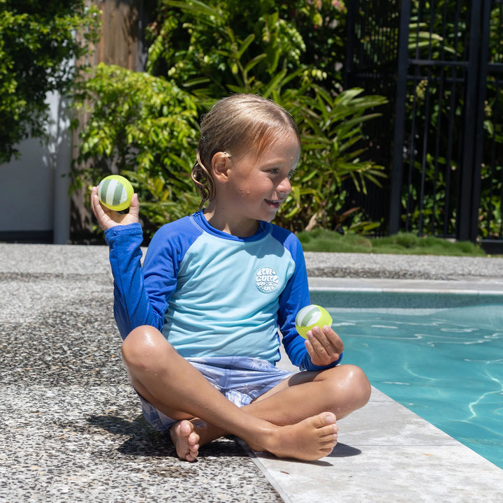 Twee kleine waterstuiterballen van Sunnylife in citruskleur, ontworpen voor op het water
