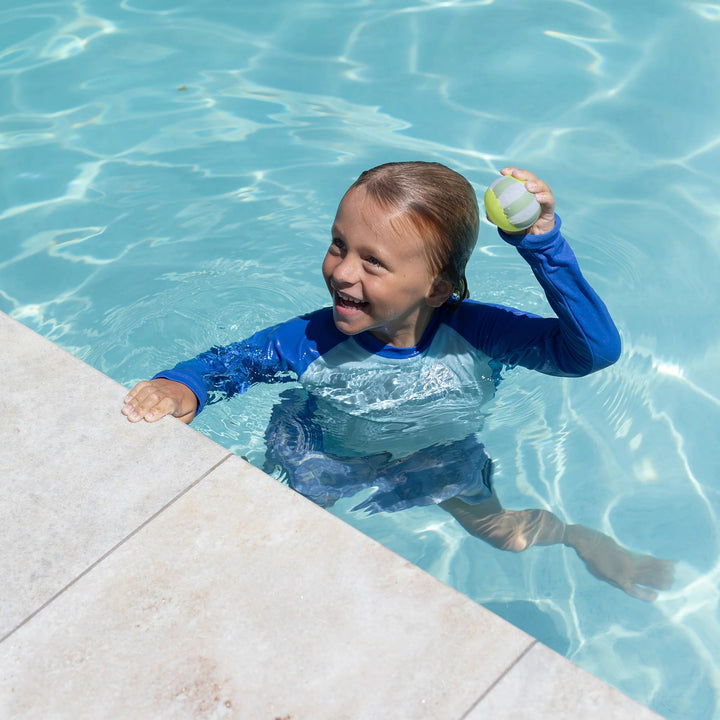 Twee kleine waterstuiterballen van Sunnylife in citruskleur, ontworpen voor op het water