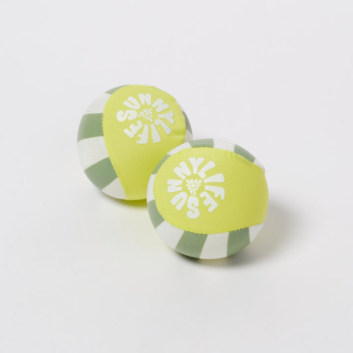 Twee kleine waterstuiterballen van Sunnylife in citruskleur, ontworpen voor op het water