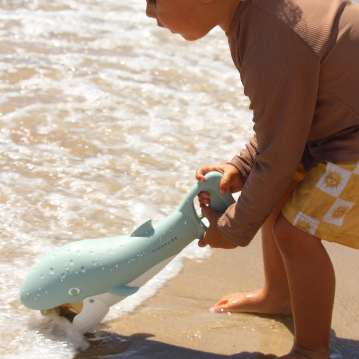 Groene walvisvormige strandschep van Sunnylife met veerhendel