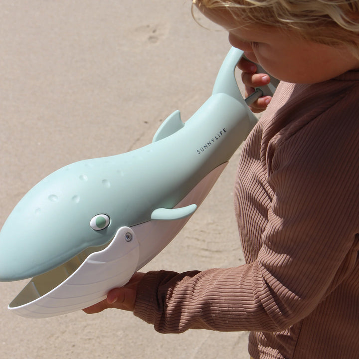 Groene walvisvormige strandschep van Sunnylife met veerhendel