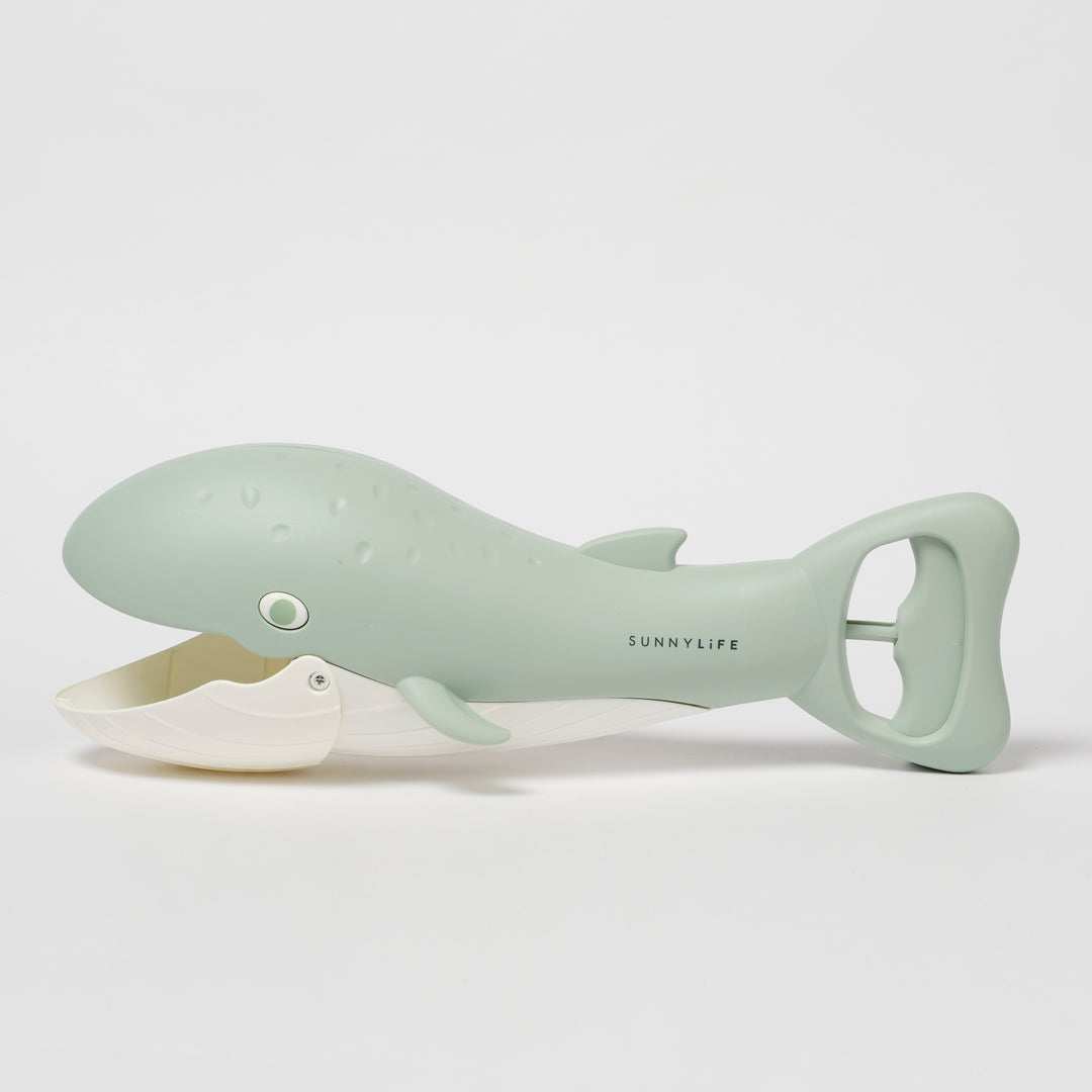 Groene walvisvormige strandschep van Sunnylife met veerhendel