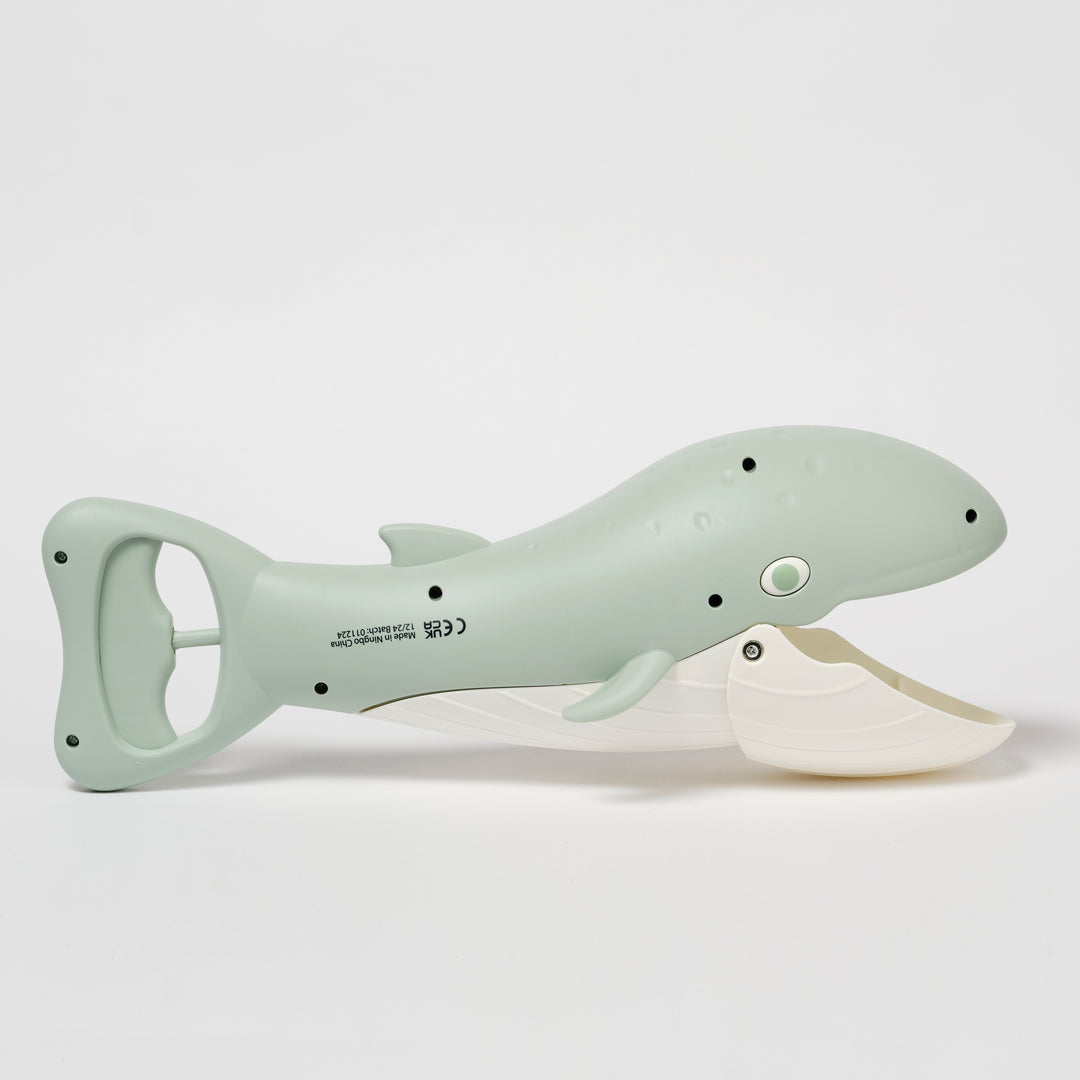 Groene walvisvormige strandschep van Sunnylife met veerhendel