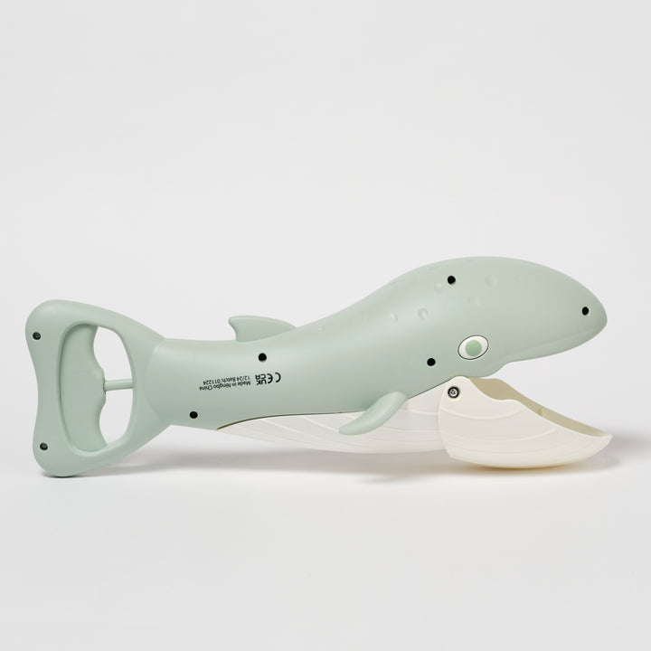 Groene walvisvormige strandschep van Sunnylife met veerhendel