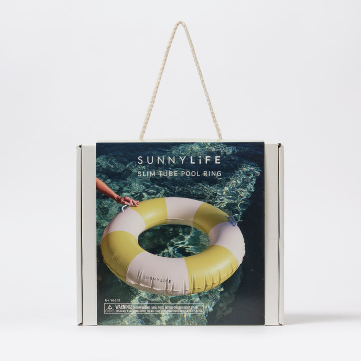 Slanke zwemband met gele strepen van Sunnylife, drijvend in helder zwembadwater