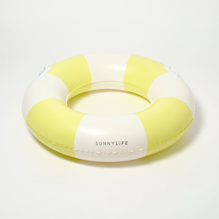Slanke zwemband met gele strepen van Sunnylife, drijvend in helder zwembadwater