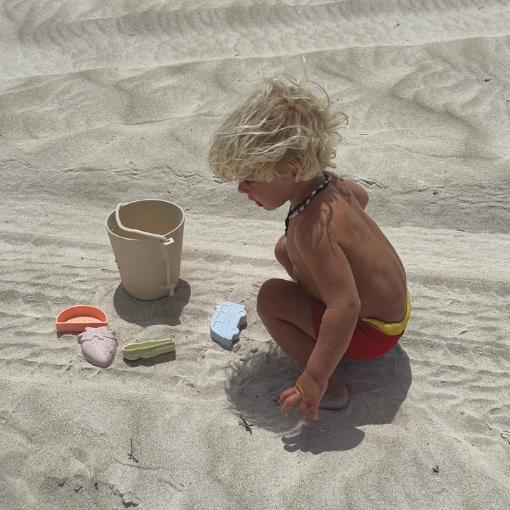 Pastelgekleurde silicone strandset met emmer, spade en zandvormen van Sunnylife