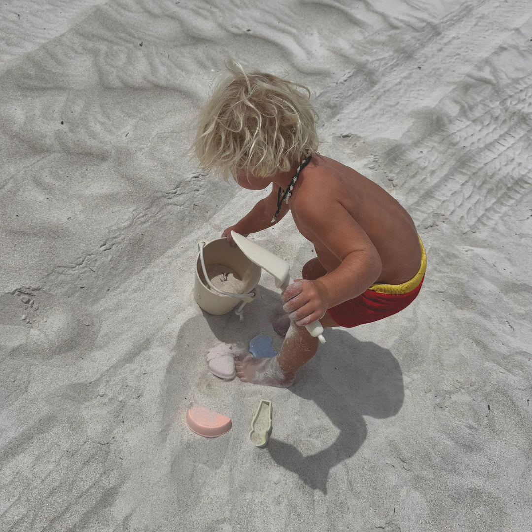 Pastelgekleurde silicone strandset met emmer, spade en zandvormen van Sunnylife