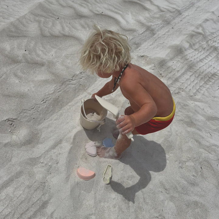 Pastelgekleurde silicone strandset met emmer, spade en zandvormen van Sunnylife