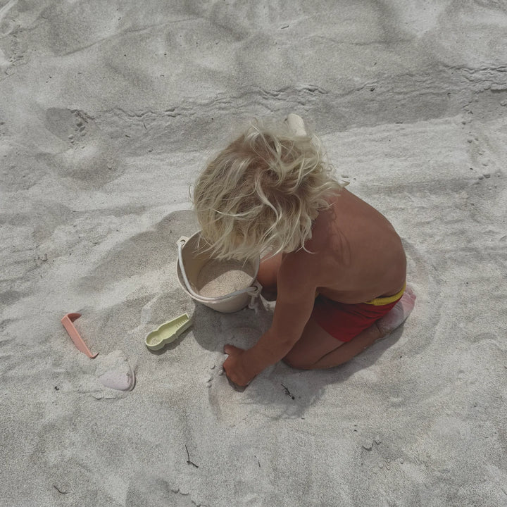 Pastelgekleurde silicone strandset met emmer, spade en zandvormen van Sunnylife