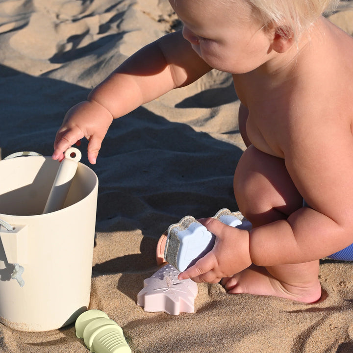 Pastelgekleurde silicone strandset met emmer, spade en zandvormen van Sunnylife