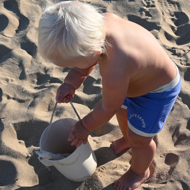 Pastelgekleurde silicone strandset met emmer, spade en zandvormen van Sunnylife