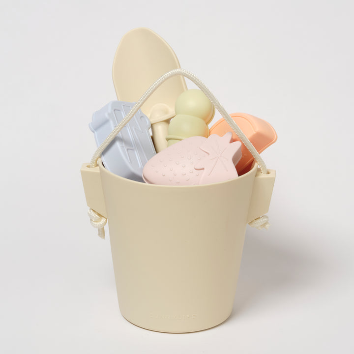 Pastelgekleurde silicone strandset met emmer, spade en zandvormen van Sunnylife