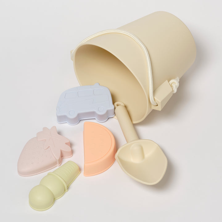Pastelgekleurde silicone strandset met emmer, spade en zandvormen van Sunnylife