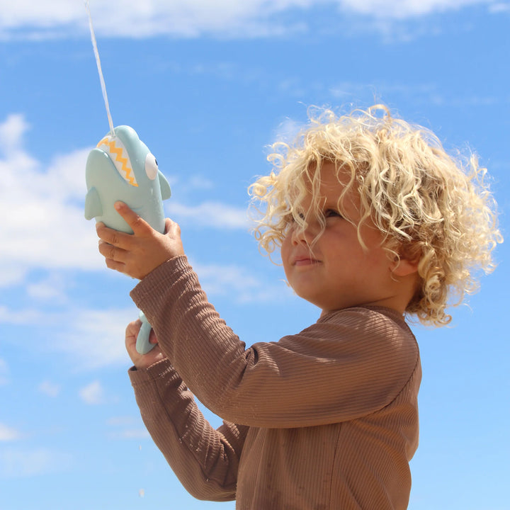Blauw waterpistool in haaivorm van Sunnylife voor zomerse waterspelen