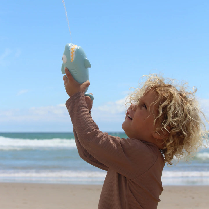 Blauw waterpistool in haaivorm van Sunnylife voor zomerse waterspelen
