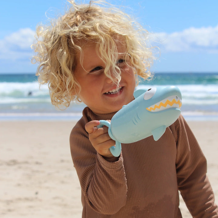 Blauw waterpistool in haaivorm van Sunnylife voor zomerse waterspelen