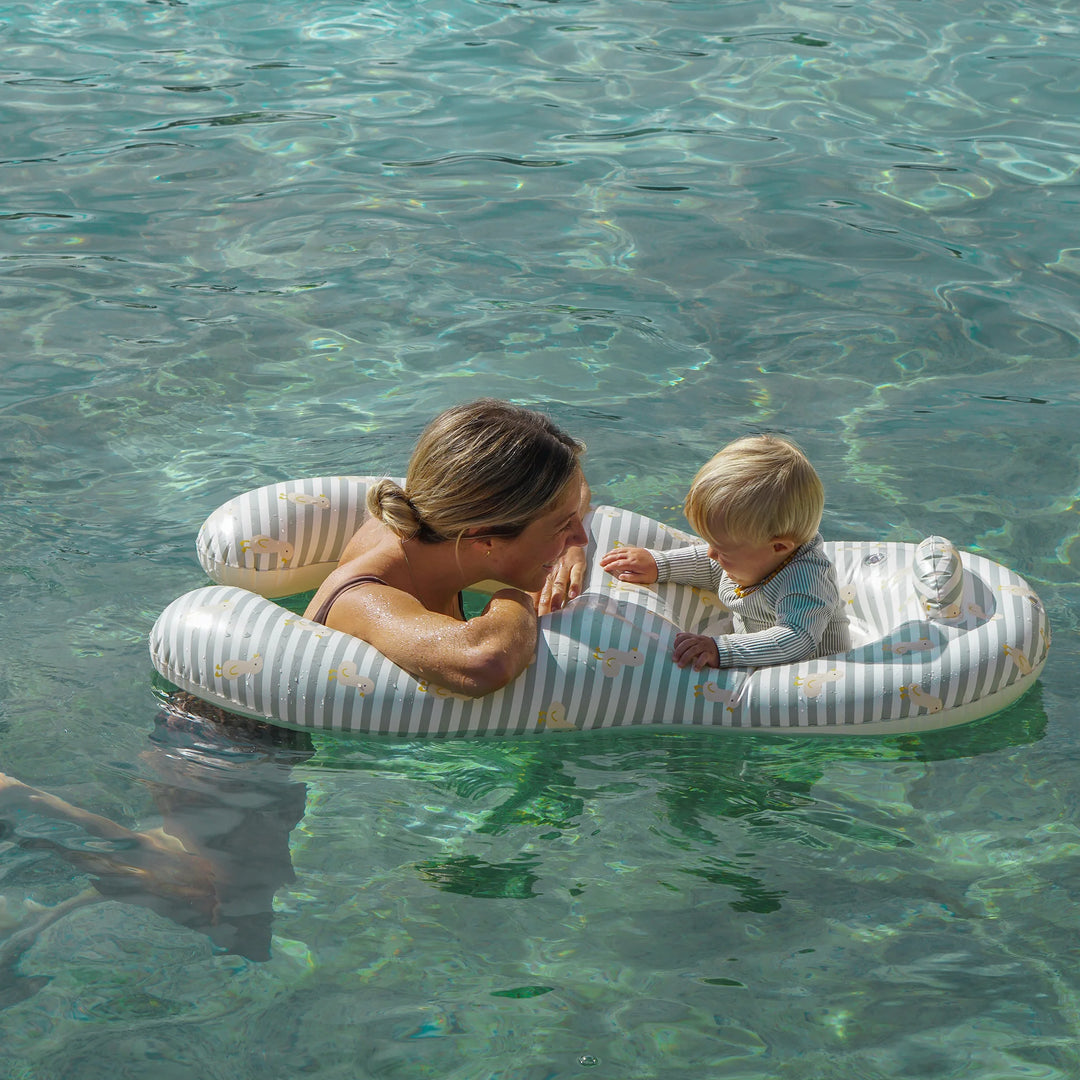 Sunnylife zwemzitje voor ouder en baby in Sage Stripe met eendjesmotief