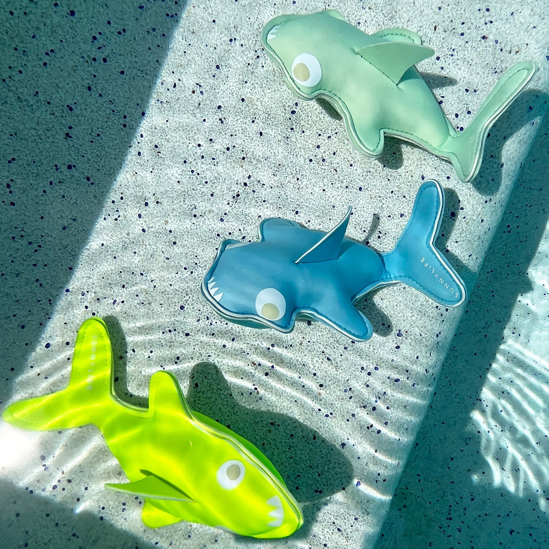 Sunnylife Onder Water Speeltjes Salty The Shark in Aqua Neon Yellow voor kinderduikplezier