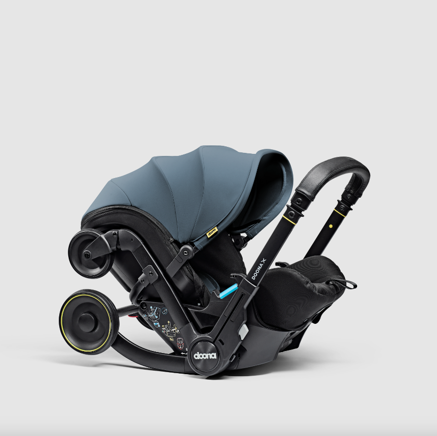 Doona X autostoel in Ocean Blue, omgevormd tot kinderwagen met verstelbare hoofdsteun en faux-leather handgreep.