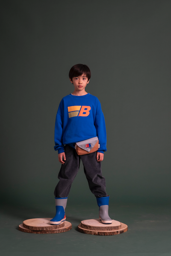 Bonmot sweater in Fresh Blue met "speedy B" print, ronde hals en geribde boorden