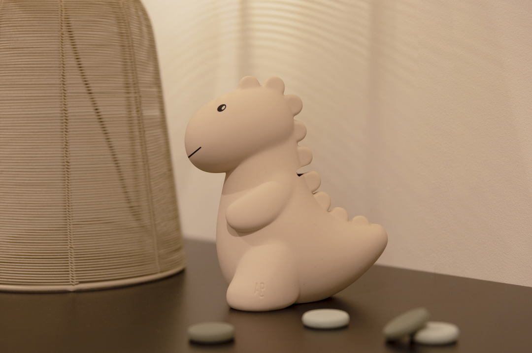 Schattige spaarpot Jeroom Dino Large van Atelier Pierre in Sand, gemaakt van zacht silicone