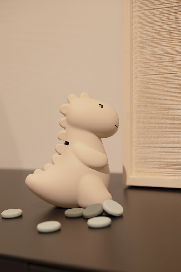 Schattige spaarpot Jeroom Dino Large van Atelier Pierre in Sand, gemaakt van zacht silicone