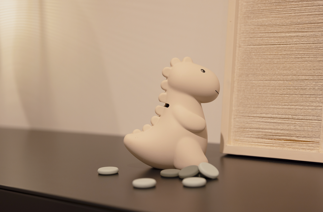 Schattige spaarpot Jeroom Dino Large van Atelier Pierre in Sand, gemaakt van zacht silicone