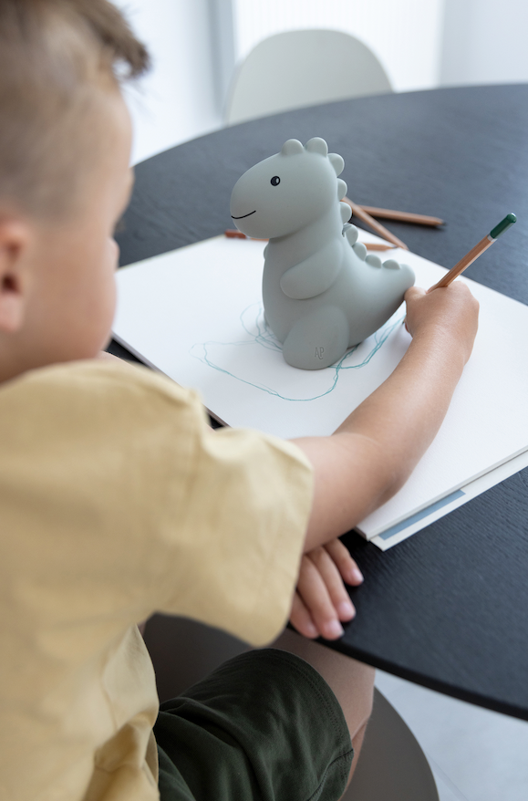 Schattige spaarpot Jeroom Dino Large van Atelier Pierre in Sage, gemaakt van zacht silicone